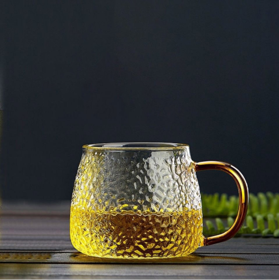 Napa kita butuh gelas anggur sing transparan nalika ngombe?